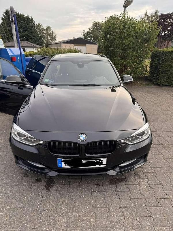 Schwarz Gebraucht 2013 BMW 320 Sport Line Kombi | 10.990 € (Fairer Preis) - Bild 1/4