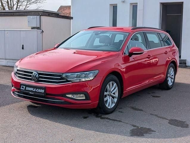 Gebraucht VW Passat Pro 122 PS (89 kW) 2023 Rot Kombi