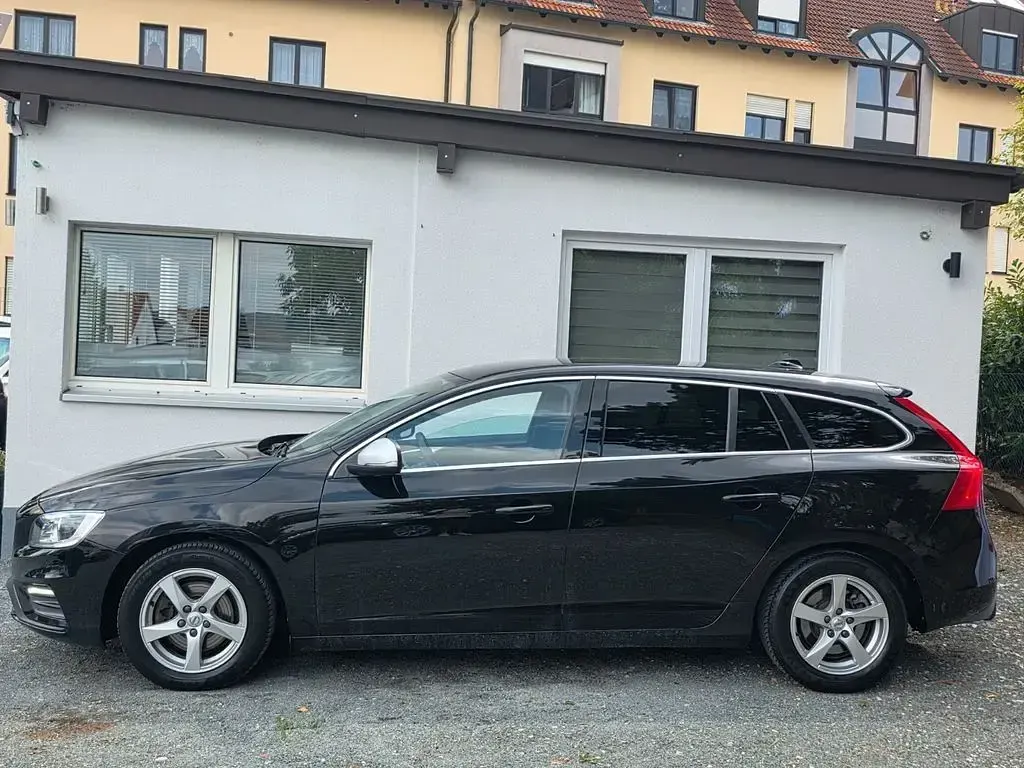 Gebraucht Volvo V60 Momentum 152 PS (111 kW) 2018 Schwarz Kombi