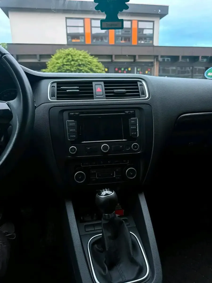 Gebraucht VW Jetta 105 PS (77 kW) 2012 Schwarz Limousine