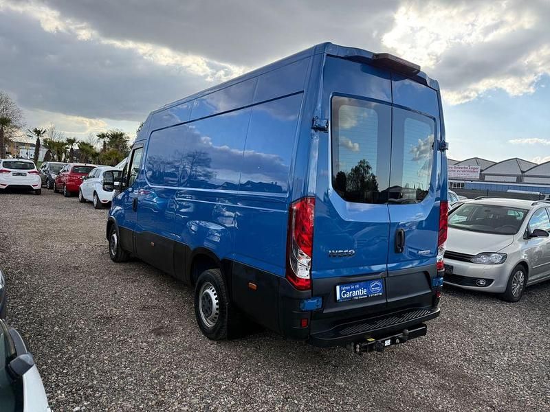 Gebraucht Iveco Daily 179 PS (131 kW) 2020 Blau Limousine