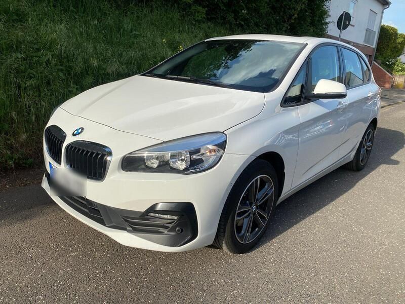 Weiß Gebraucht 2019 BMW 216 Active Tourer Shadowline Van / Kleinbus | 11.900 € - Bild 1/4