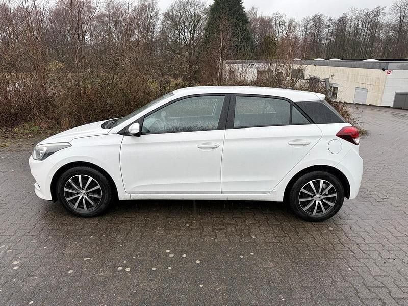 Gebraucht Hyundai i20 75 PS (55 kW) 2016 Weiß Kleinwagen
