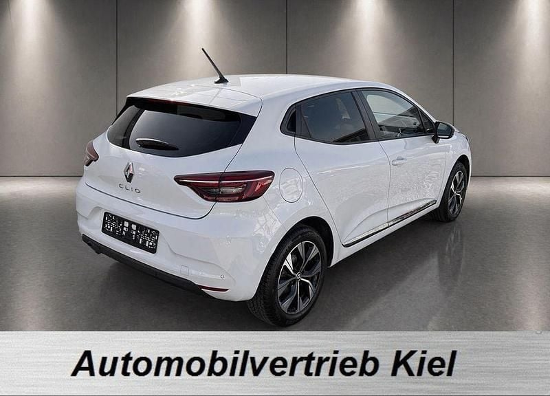 Second-hand Renault Clio V Evolution 67 CP (49 kW) 2023 Alb Berlinǎ