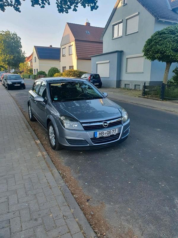 Silber Gebraucht 2004 Opel Astra Limousine | 4.150 € (Teuer) - Bild 1/4