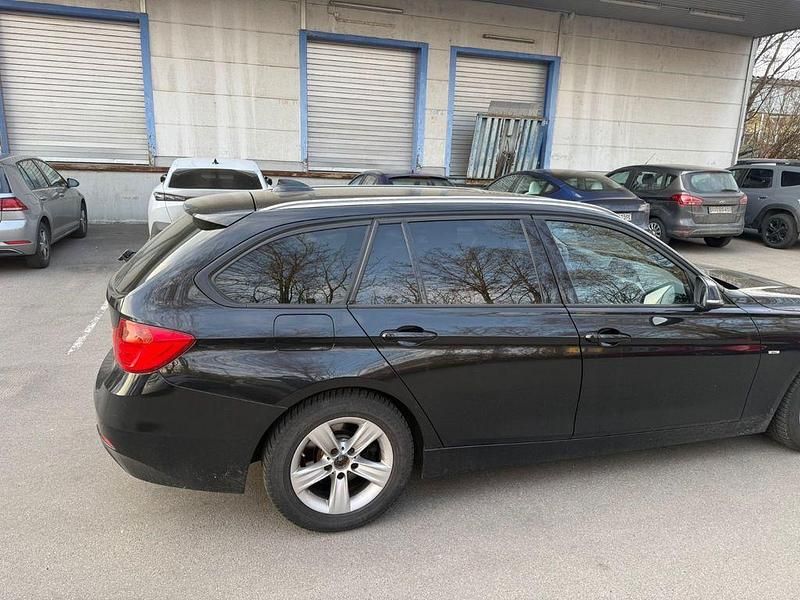Gebraucht BMW 320 184 PS (135 kW) 2012 Schwarz Kombi