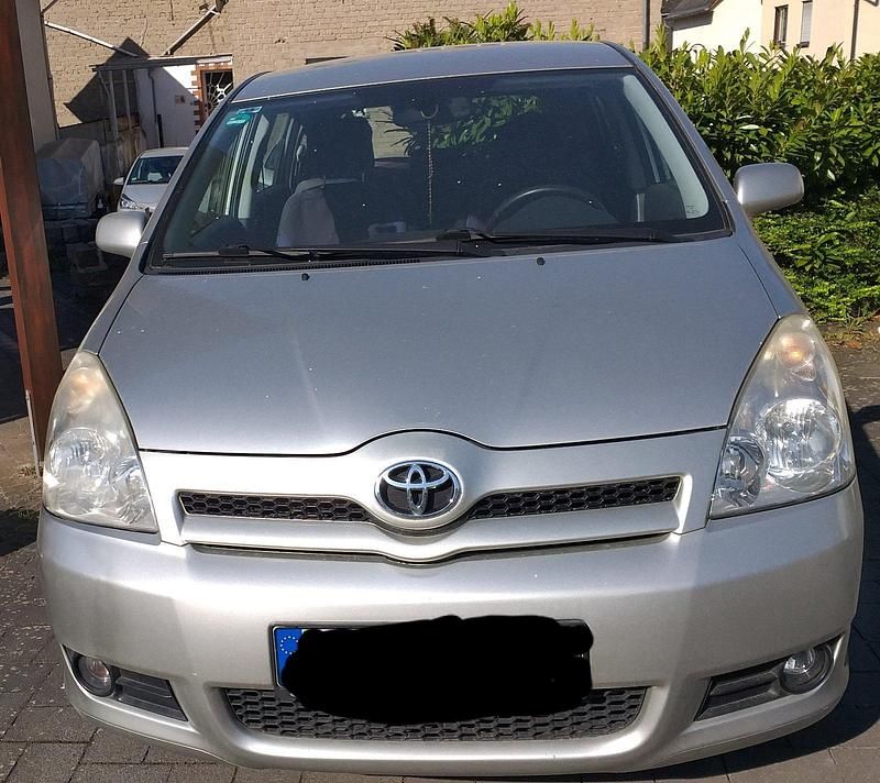 Grau Gebraucht 2005 Toyota Corolla Verso Van / Kleinbus | 4.000 € (Fairer Preis) - Bild 1/4