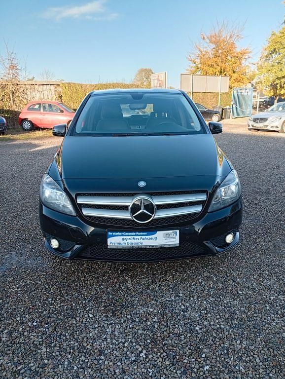 Schwarz Gebraucht 2012 Mercedes B180 Edition Van / Kleinbus | 6.969 € (Superpreis) - Bild 1/4