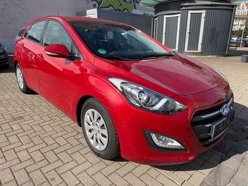 Gebraucht Hyundai i30 101 PS (74 kW) 2017 Rot Limousine