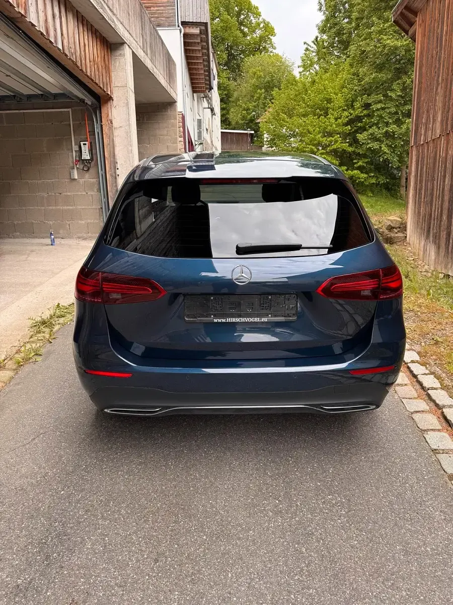 Gebraucht Mercedes B250 224 PS (164 kW) 2023 Blau Kleinwagen