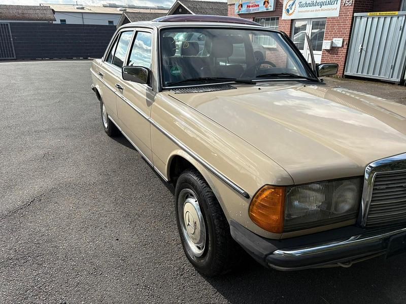Gebraucht Mercedes E230 136 PS (100 kW) 1983 Gelb Limousine