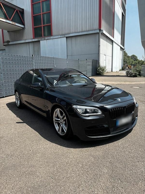 Schwarz Gebraucht 2014 BMW 750 Limousine | 15.800 € (Superpreis) - Bild 1/4