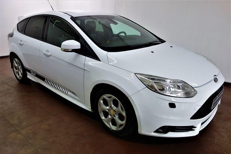 Frozen white Gebraucht 2012 Ford Focus Sport Limousine | 7.999 € (Fairer Preis) - Bild 1/4