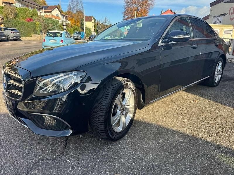Obsidianschwarz metalliclack Gebraucht 2019 Mercedes E220 Limousine | 26.990 € (Fairer Preis) - Bild 1/4