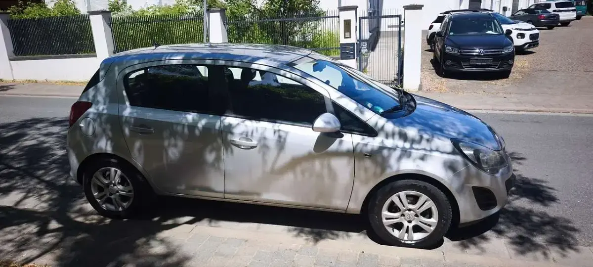 Gebraucht Opel Corsa Edition 69 PS (50 kW) 2014 Silber Kleinwagen