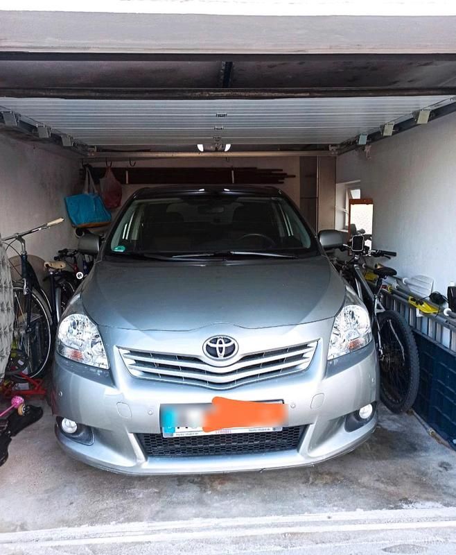 Grau Gebraucht 2011 Toyota Verso Van / Kleinbus | 9.600 € (Teuer) - Bild 1/3