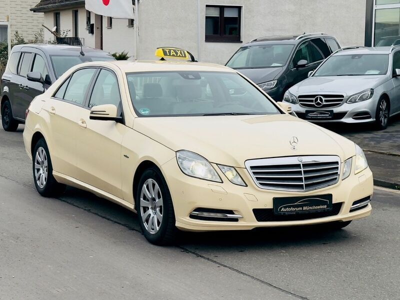 Beige Gebraucht 2011 Mercedes E200 Limousine | 7.900 € (Fairer Preis) - Bild 1/4