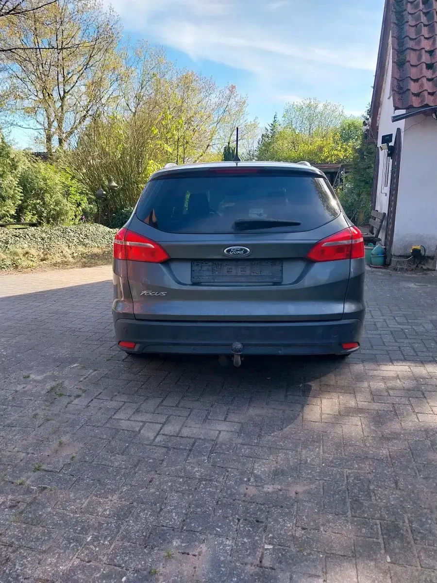 Gebraucht Ford Focus Titanium 120 PS (88 kW) 2017 Grau Kombi