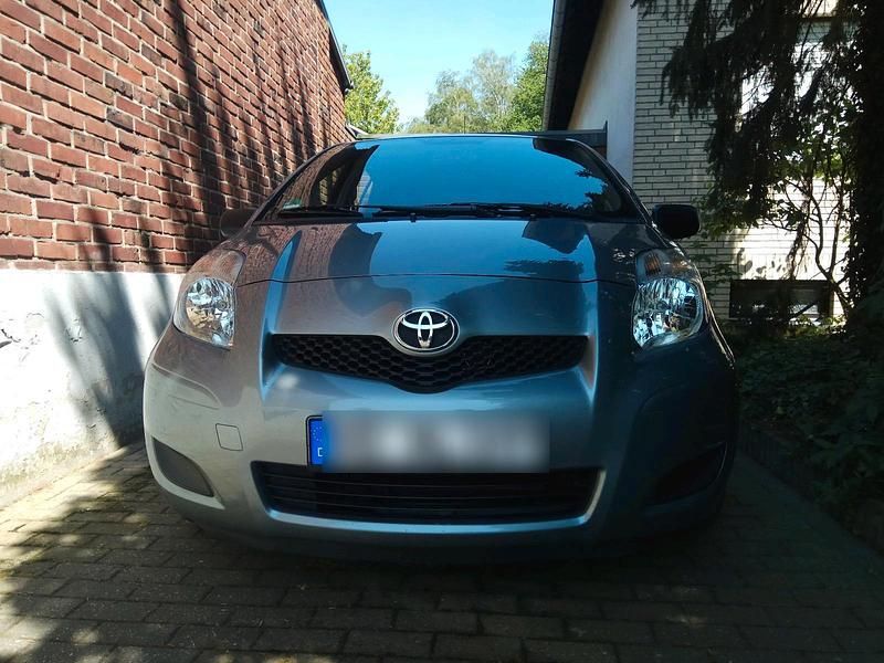 Silber Gebraucht 2009 Toyota Yaris Kleinwagen | 4.500 € (Teuer) - Bild 1/4