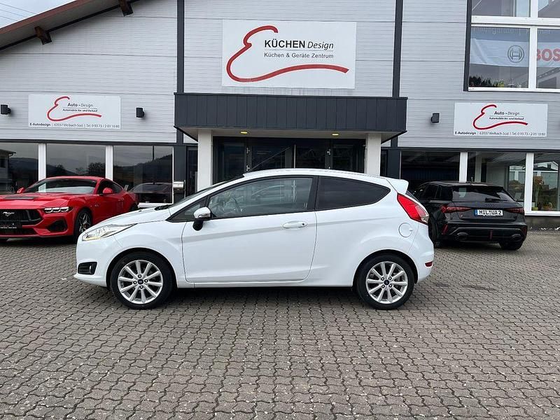Weiß Gebraucht 2016 Ford Fiesta Limousine | 5.790 € (Fairer Preis) - Bild 1/4