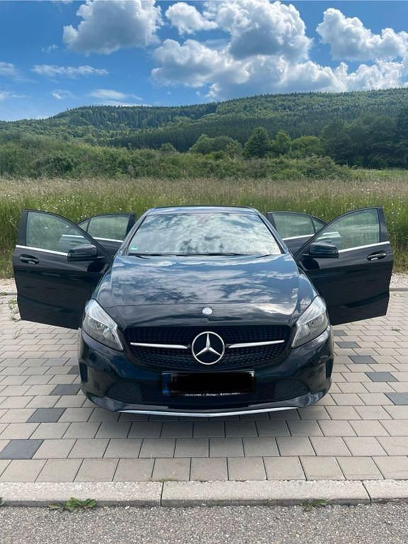 Schwarz Gebraucht 2015 Mercedes A180 Limousine | 8.850 € (Guter Preis) - Bild 1/4