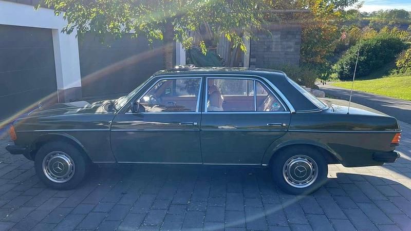 Gebraucht Mercedes E230 136 PS (100 kW) 1982 Grün Limousine