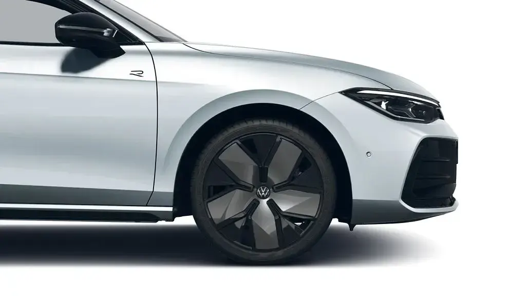 Gebraucht VW Passat IQ Drive 177 PS (130 kW) 2025 Oyster silver metallic/grenadi Kombi