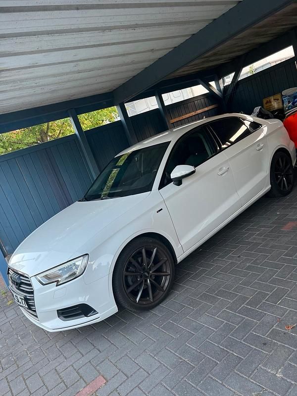 Weiß Gebraucht 2018 Audi A3 Limousine | 13.850 € (Superpreis) - Bild 1/4