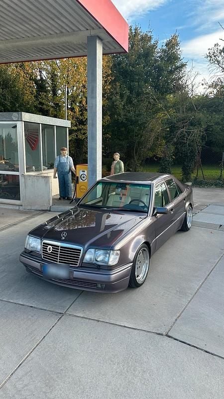 Gebraucht Mercedes E500 220 PS (161 kW) 1987 Violet Limousine