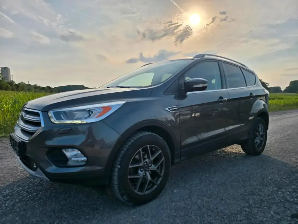 Gebraucht Ford Kuga 120 PS (88 kW) 2017 Grau SUV