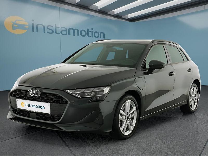 Grau Gebraucht 2025 Audi A3 Sportback e-tron Kleinwagen | 37.399 € (Guter Preis) - Bild 1/4
