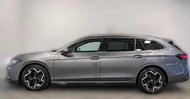 Gebraucht VW Passat R-line 150 PS (110 kW) 2025 Grau metallic Kombi