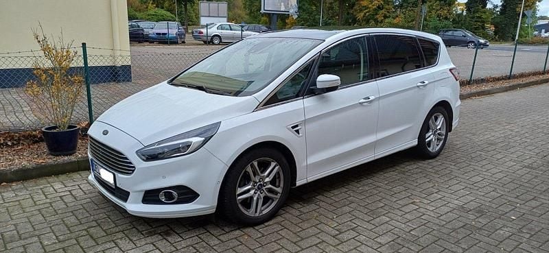 Weiß Gebraucht 2019 Ford S-MAX Titanium Van / Kleinbus | 19.900 € (Superpreis) - Bild 1/4