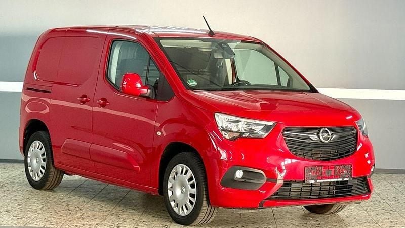 Rot Gebraucht 2019 Opel Combo Van / Kleinbus | 18.990 € (Fairer Preis) - Bild 1/4