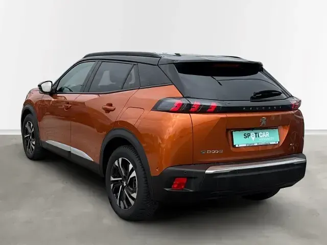 Gebraucht Peugeot e-2008 GT 100 kW (136 PS) 2023 Orange fusion (metallic) SUV
