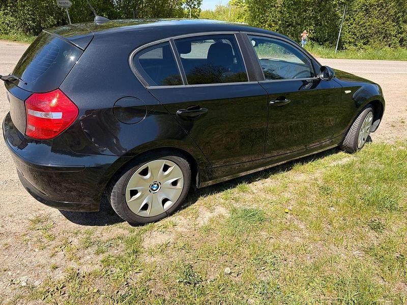 Second-hand BMW 116 122 CP (89 kW) 2011 Negru Hatchback