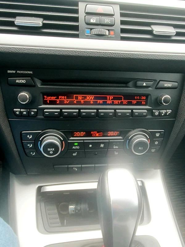 Gebraucht BMW 320 177 PS (130 kW) 2009 Schwarz Kombi