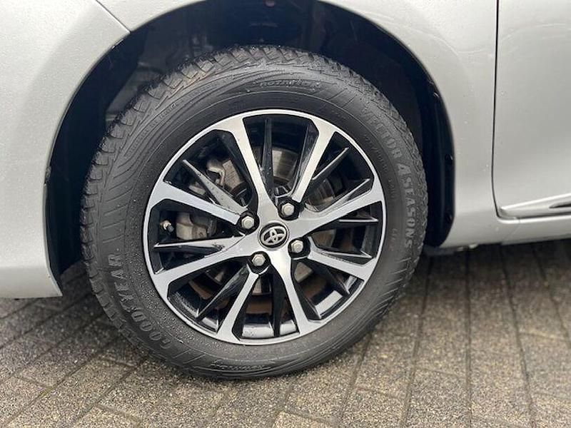 Gebraucht Toyota Yaris Hybrid Team 101 PS (74 kW) 2018 Silber Limousine