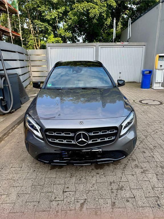 Grau Gebraucht 2019 Mercedes GLA180 SUV | 17.800 € (Guter Preis) - Bild 1/4