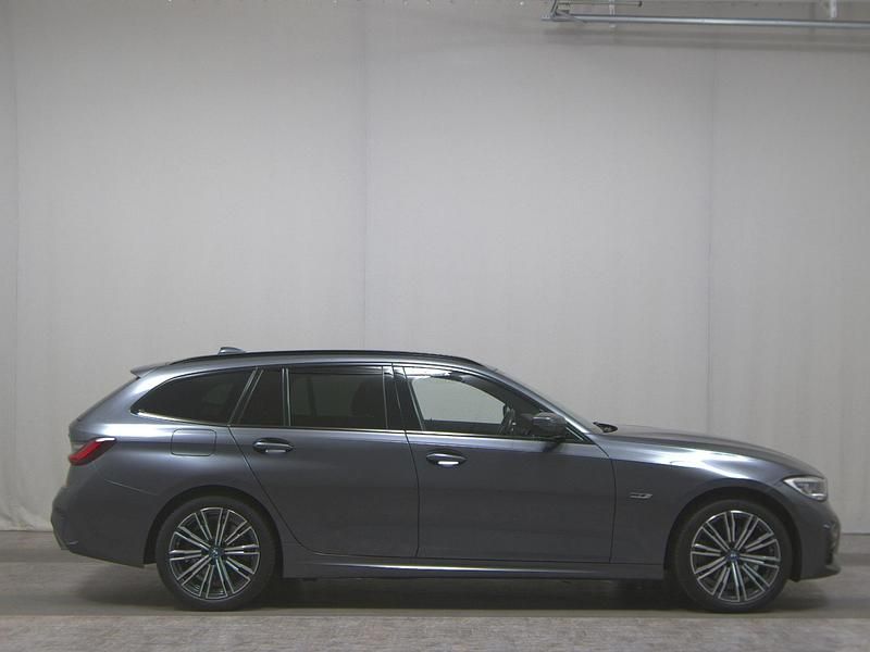 Grau Gebraucht 2022 BMW 320e M Sport Kombi | 25.980 € (Fairer Preis) - Bild 1/4
