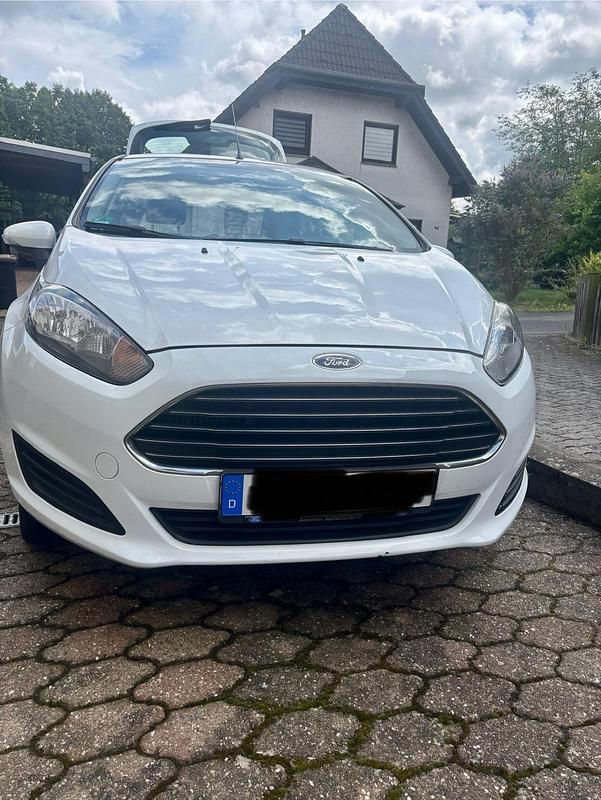 Weiß Gebraucht 2013 Ford Fiesta Kleinwagen | 3.450 € (Fairer Preis) - Bild 1/4