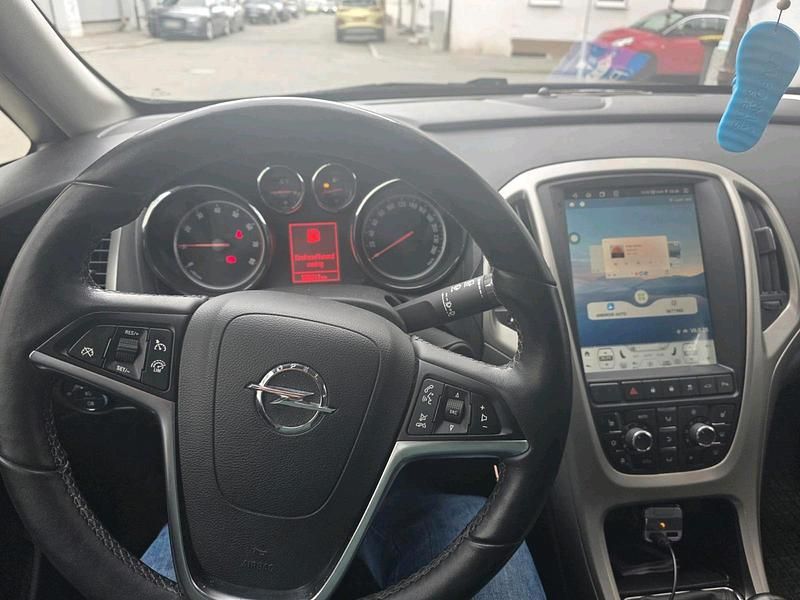 Gebraucht Opel Astra 140 PS (102 kW) 2013 Weiß Limousine