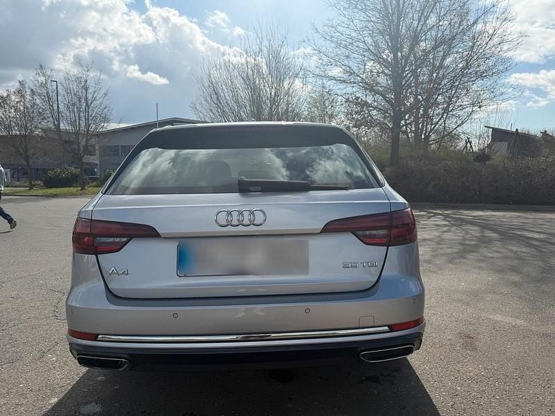 Używany Audi A4 150 KM (110 kW) 2019 Srebrny Kombi