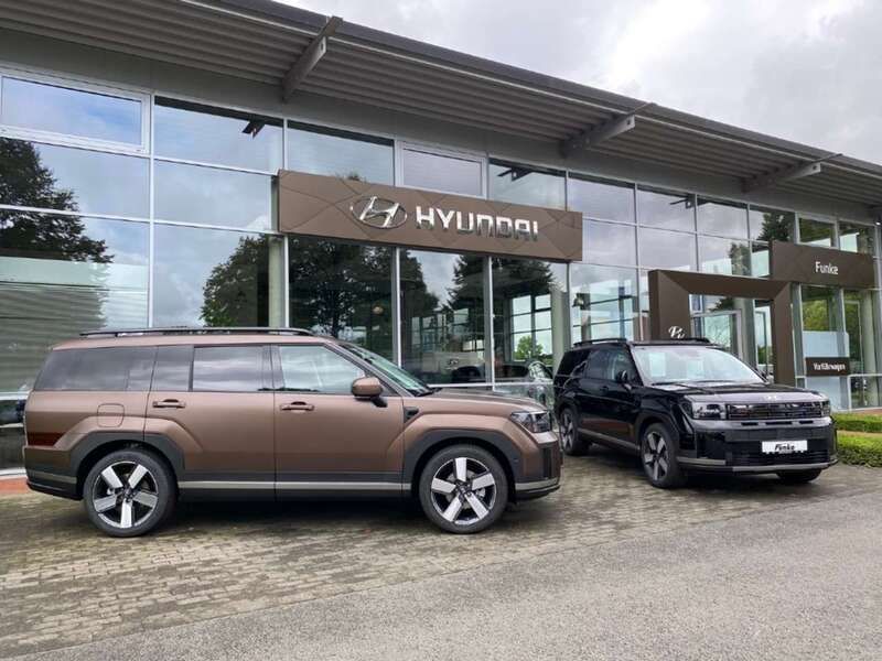 Earthy brass / matt Neu 2024 Hyundai Santa Fe Signature SUV | 57.900 € - Bild 1/4