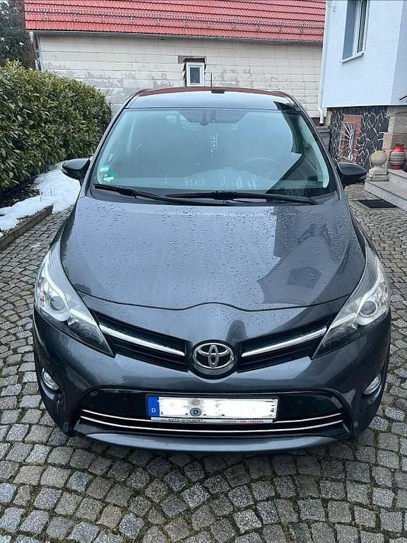 Gebraucht Toyota Verso Skyview Edition 147 PS (108 kW) 2015 Grau Van / Kleinbus