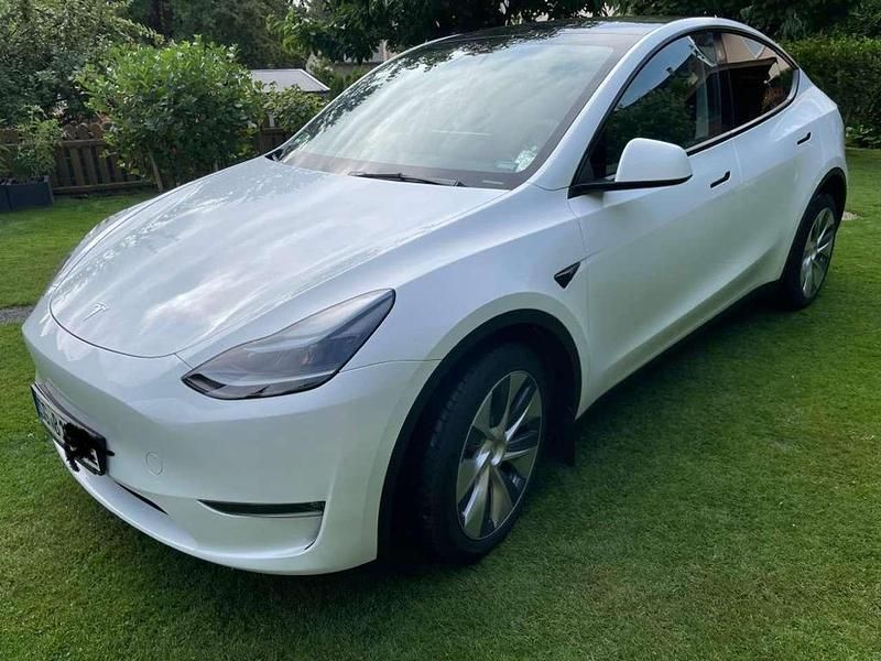 Weiß Gebraucht 2022 Tesla Model Y Performance SUV | 41.000 € (Etwas zu teuer) - Bild 1/4