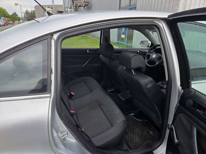 Grau Gebraucht 2001 VW Passat Basis Limousine | 1.300 € (Fairer Preis) - Bild 1/4