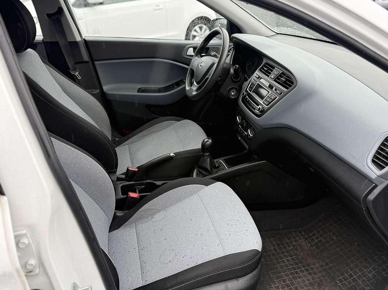 Gebraucht Hyundai i20 Classic 75 PS (55 kW) 2016 Weiß Kleinwagen