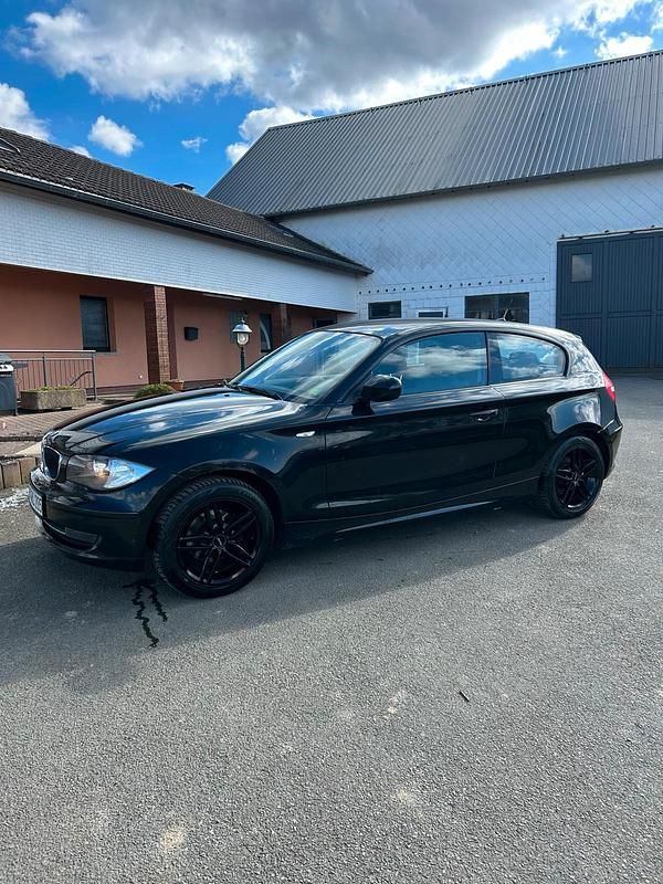 Gebraucht BMW 116 122 PS (89 kW) 2010 Schwarz Kleinwagen