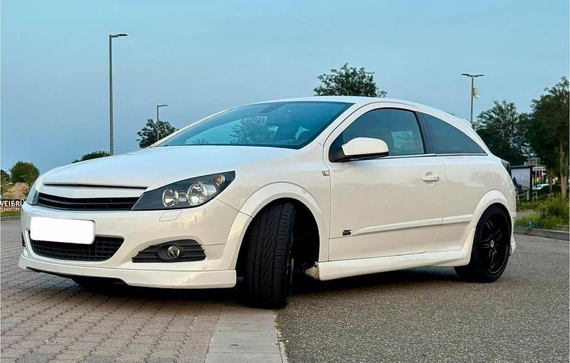 Weiß Gebraucht 2008 Opel Astra GTC OPC | 4.300 € (Etwas zu teuer) - Bild 1/4